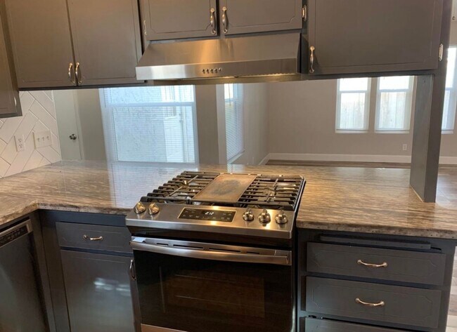 Building Photo - For Rent. Beautiful 3Bedroom, 2 Bathroom Home in Northeast Visalia