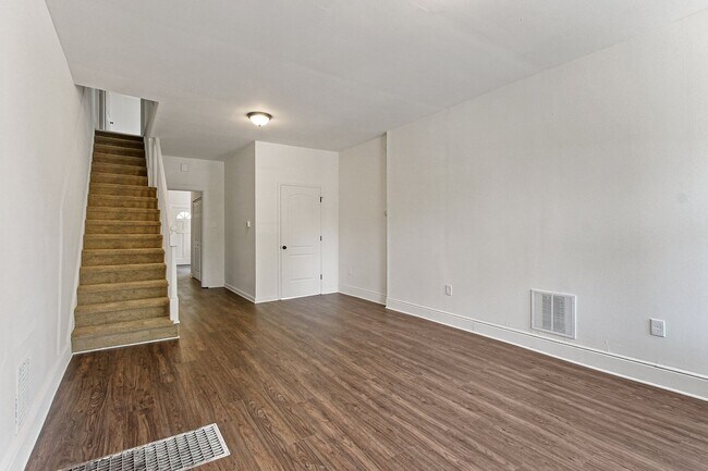 Building Photo - Spacious 5 Bedroom Home w/ Balcony, Porch & Yard Space!