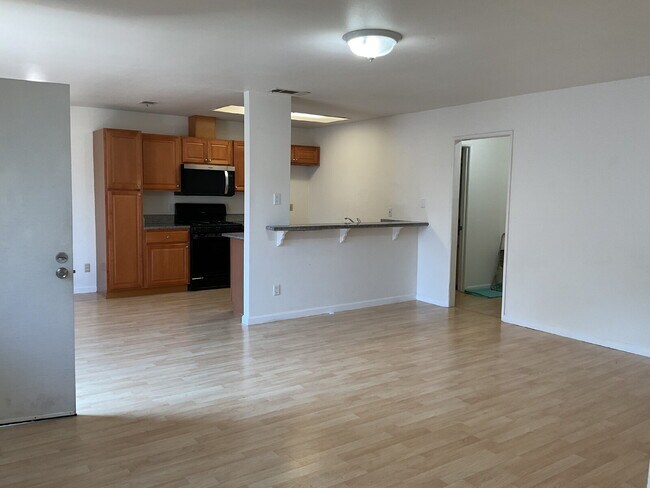 Building Photo - "Discover Coastal Living: Spacious 3-Bed, 2-Bath Townhouse