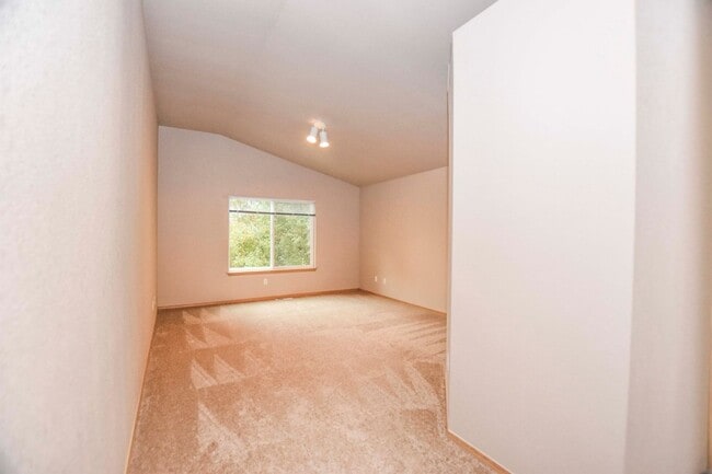 Building Photo - 2-story home on private cul-de-sac!