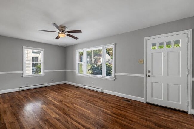 Building Photo - Updated Home- Near State Street! LR, DR, J...