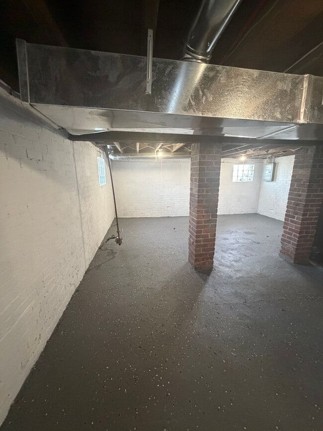 Building Photo - 3 Bedroom 1.5 bath bungalow near downtown