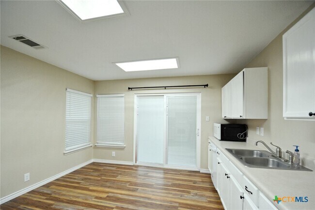 Building Photo - 744 Pinehurst Dr