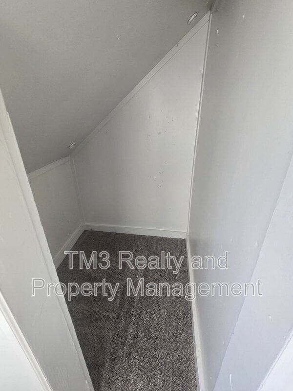 Building Photo - 819 N 9th St