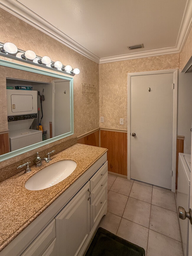 Building Photo - 800 NW Fork Rd