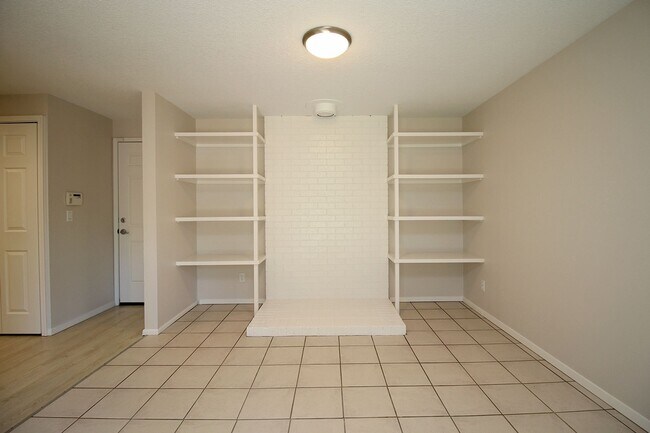 Building Photo - Freshly Remodeled Sprawling 3 Bed, 2 Bath ...