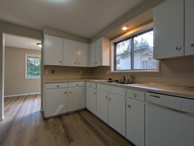 Building Photo - Bright 3 bedroom/ 1 bathroom Duplex with a fireplace and covered parking!