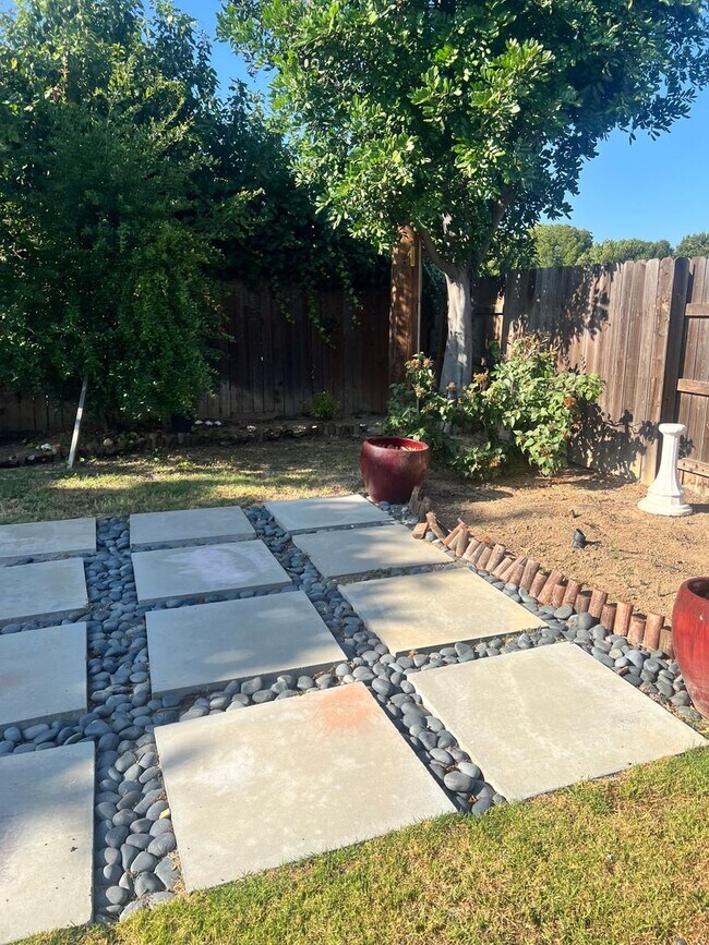 Building Photo - Welcome to the East Whittier 3 Bedroom House.