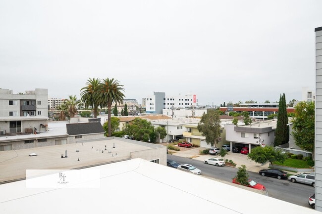 Building Photo - Elegant 3 Bedroom / 2.5 Bathroom Home in LA