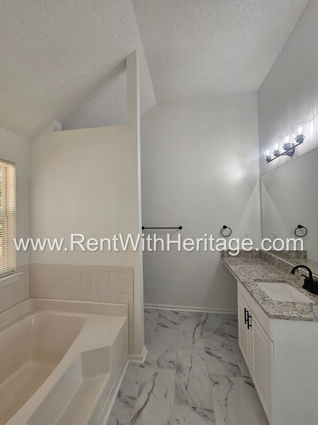 Building Photo - Gorgeous 3bd/ 2.5 bath Home in Popular Nat...