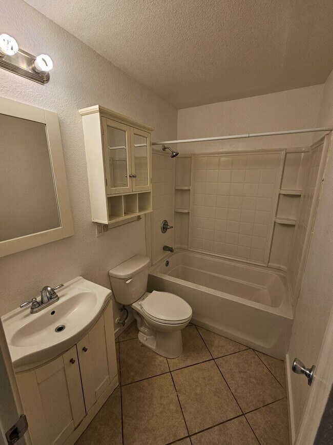 Building Photo - Downstairs 1 Bedroom 1 Bath Apartment in Orland!