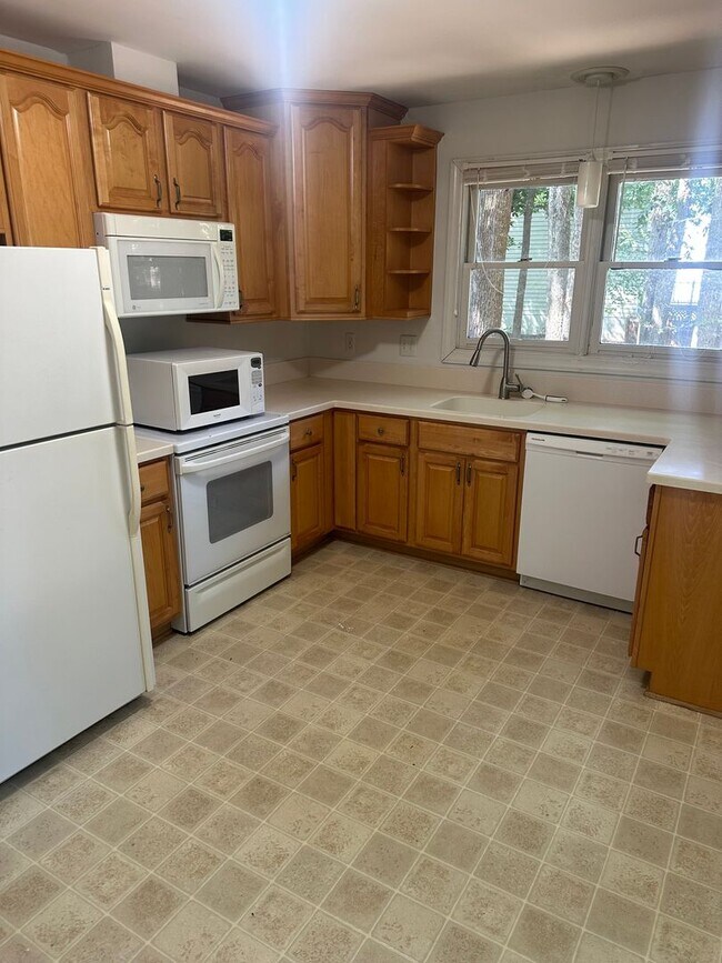 Building Photo - Great 3 bedroom two bath ranch home