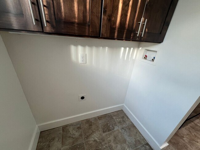 Building Photo - 2 Bed 1 bath Apartment close to downtown