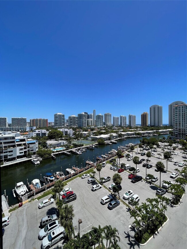 Building Photo - 400 Kings Point Dr