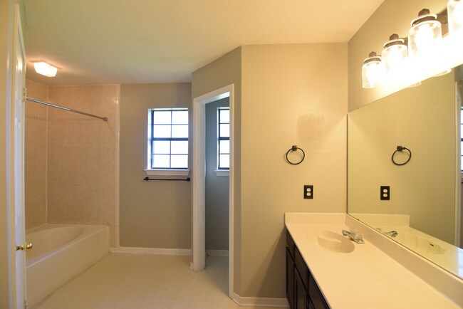 Building Photo - 4602 Fawn Dr