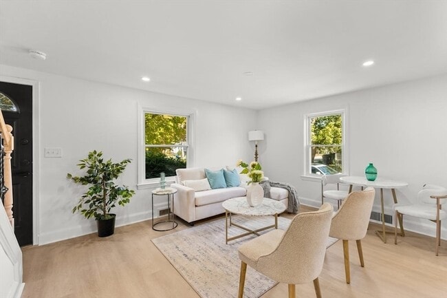 Building Photo - 26 Lamb St