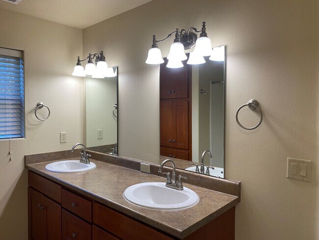 Building Photo - *$1,000 Off 1st Month's Rent!* Well-Kept Three Bedroom Home in West Salem