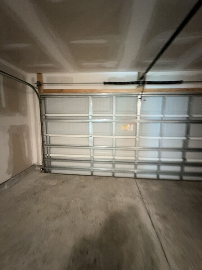 Building Photo - AVAILABLE NOW!