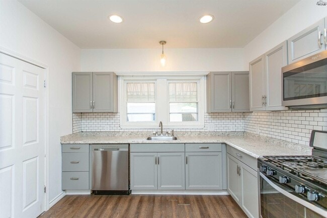 Building Photo - 1710 Pearl Ave