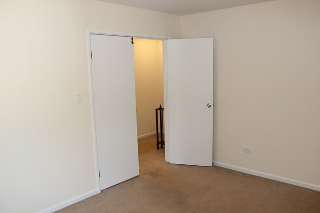 Building Photo - 10S432 Echo Ln