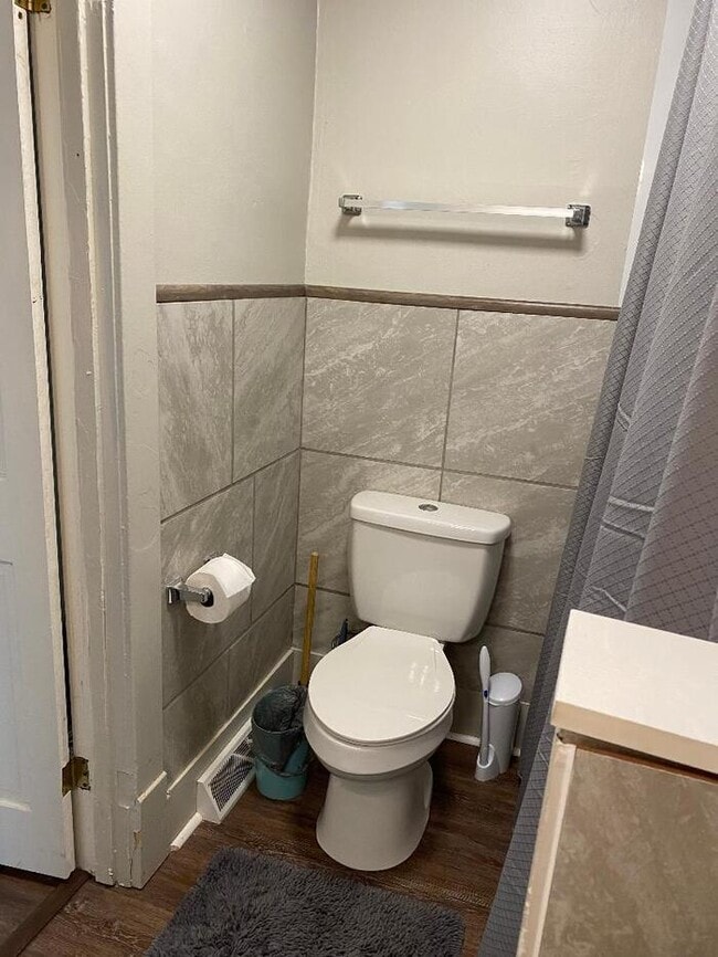 Building Photo - 2 Bedroom house.