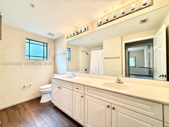 Building Photo - 3023 Alcazar Pl