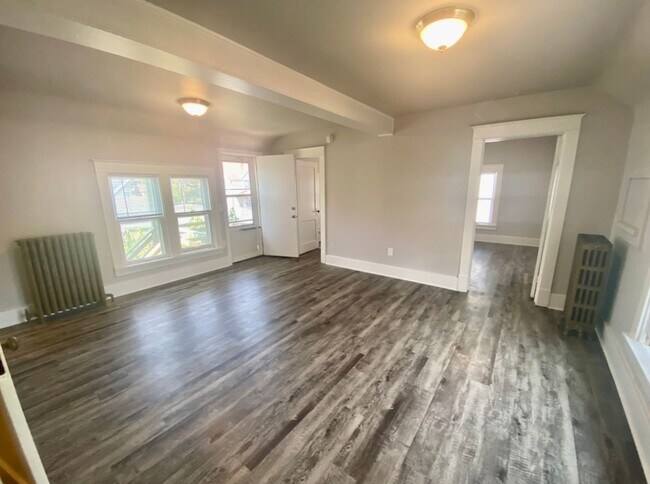 Building Photo - 2 Bed, 1 Bath Upstairs Unit in Heritage Hill – Private Entry & Prime Location