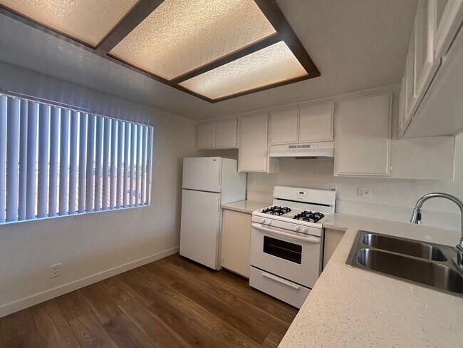 Interior Photo - 5021 (New)
