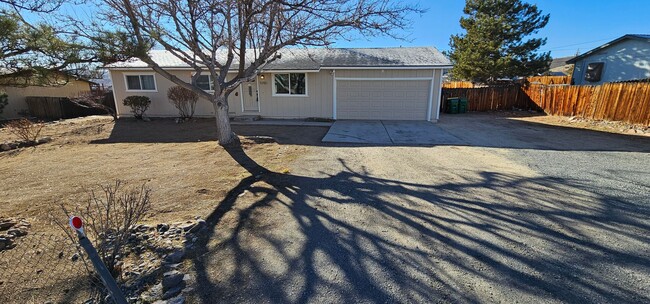 Building Photo - 3 bed 1 bath 2 Car garage- Desert Springs ...