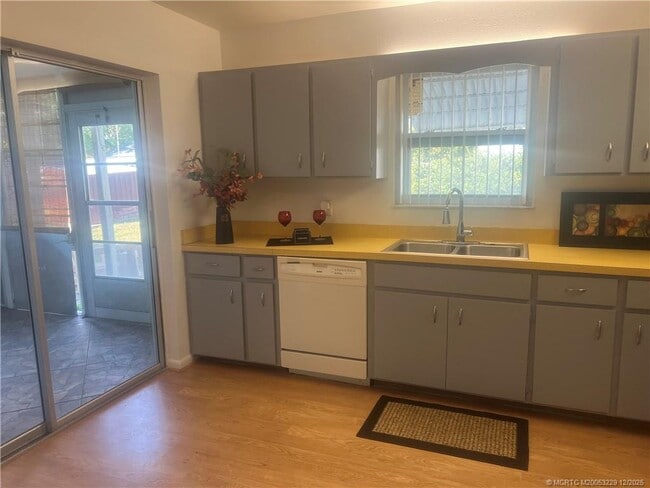 Building Photo - 1467 SE Andrews St