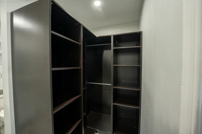 Building Photo - 6231 Bay Club Dr