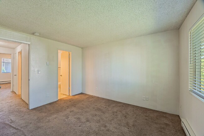 Building Photo - Available immediately, updated townhouse i...