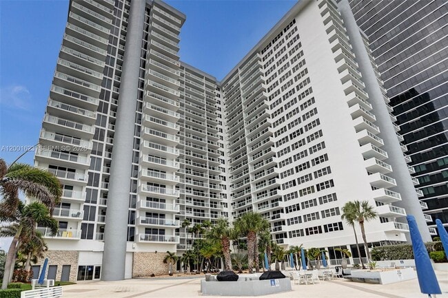 Building Photo - 2030 S Ocean Dr