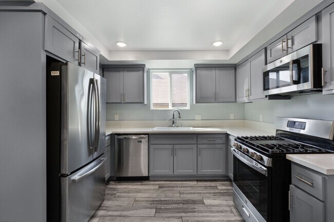 Building Photo - Beautiful 4 Bed / 3 Bath apartment with PARKING & IN-UNIT LAUNDRY!