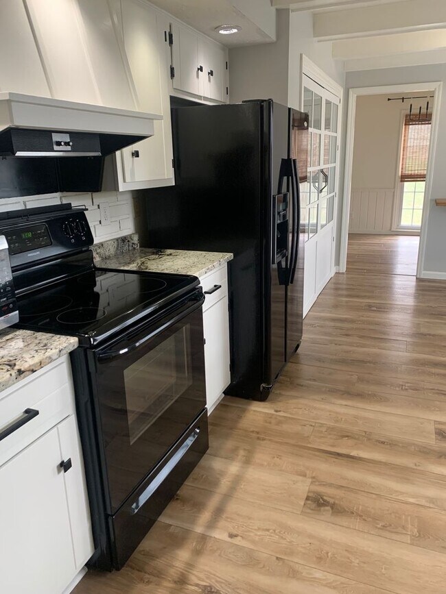 Building Photo - Charming Five-Bedroom Retreat with Finished Basement and Modern Amenities!
