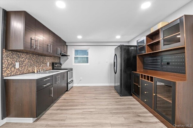 Building Photo - 570 Conklin St