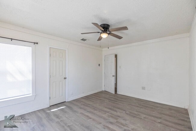 Building Photo - 2 bed 1 bath, New kitchen, new windows!