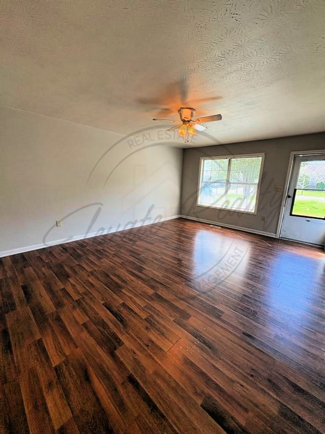 Building Photo - Three Bedroom Ranch with Appliances in Col...