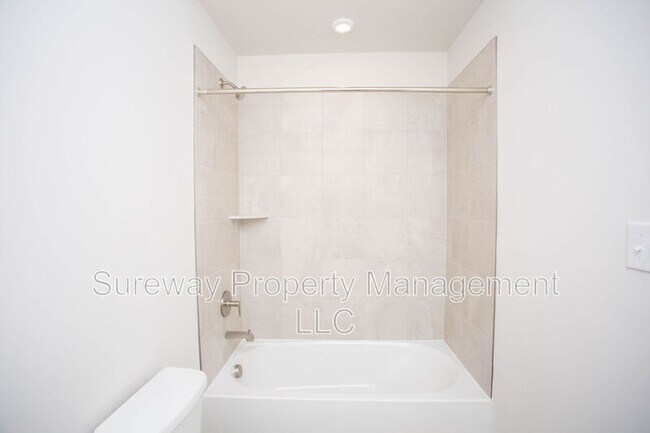 Building Photo - 8 Foxwood Dr