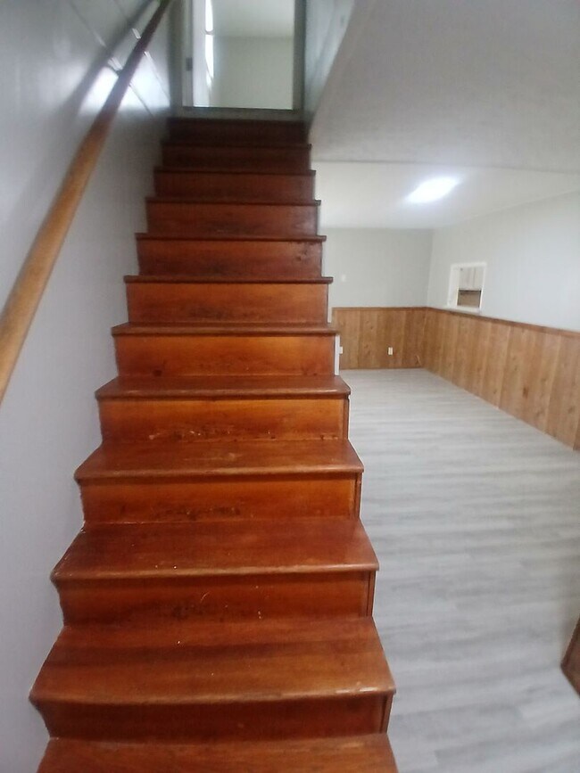 Building Photo - Freshly Renovated 3-Bed, 2-Bath Home with Detached Garage