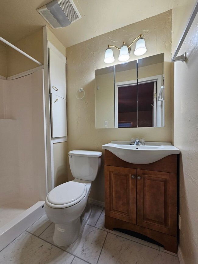 Building Photo - (4) Bed/(2) Bath Close to Campus! Avail Ea...