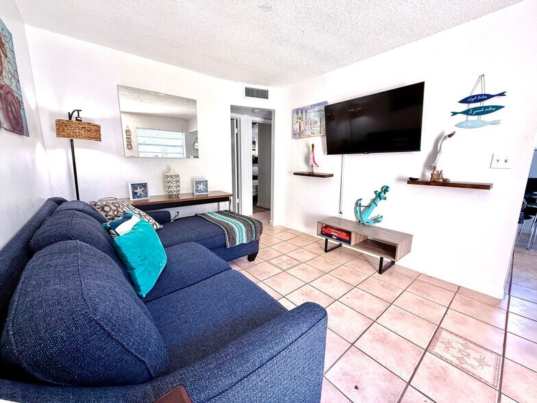 Building Photo - 441 NE 5th Ct