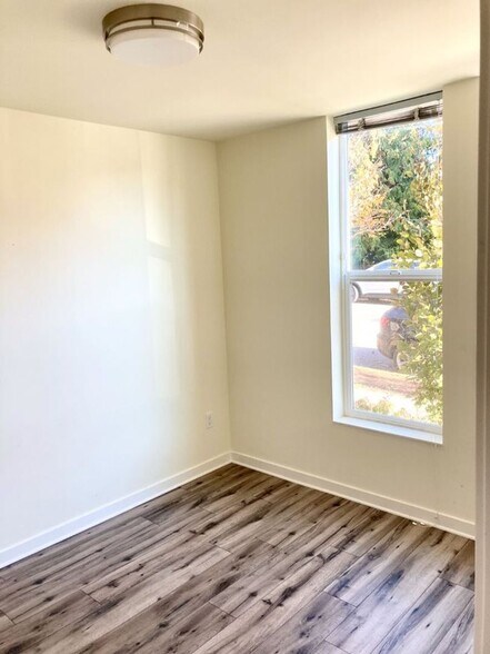 Building Photo - 5011 A 40th Ave NE