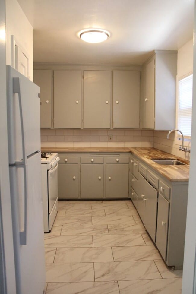 Building Photo - 400 33rd St