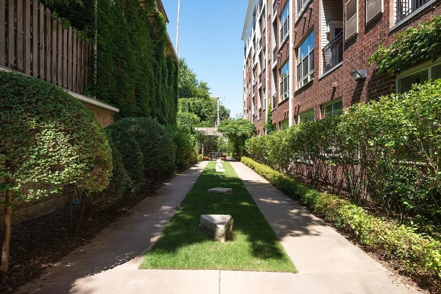 Building Photo - 301 Oak Grove St