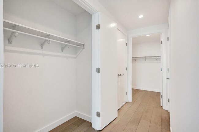 Building Photo - 9221 E Bay Harbor Dr