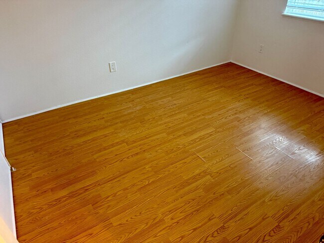 Building Photo - Cool Clean and Crisp-Inner SE Duplex