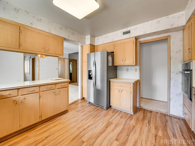 Building Photo - 5250 Vickie Dr