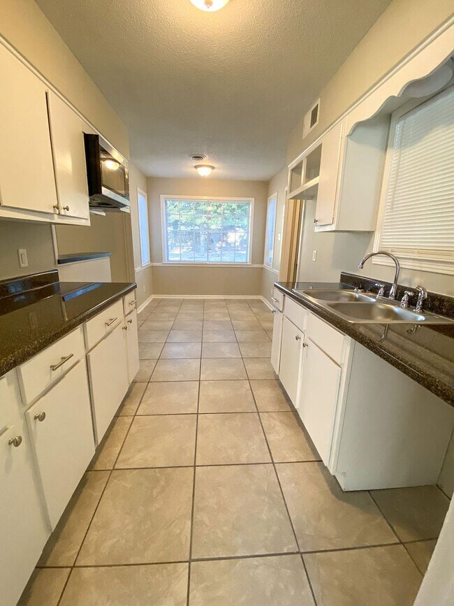 Building Photo - 3 bed, 2 bath near Yale and Raleigh Millin...