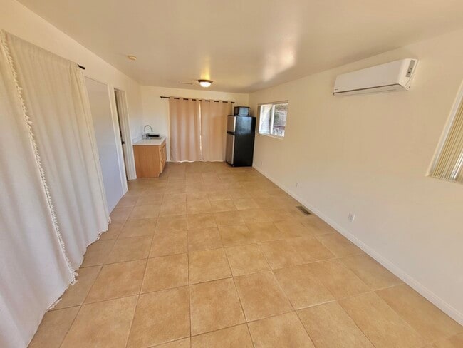 Building Photo - 1550 Encino Dr